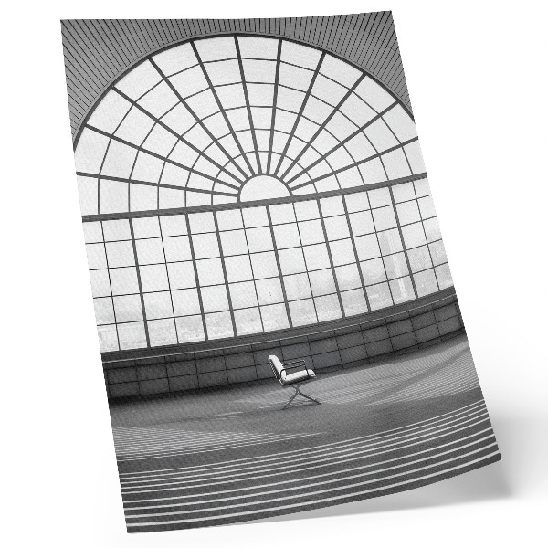 Wandposter Grote boogvensters, minimalistische stoel.