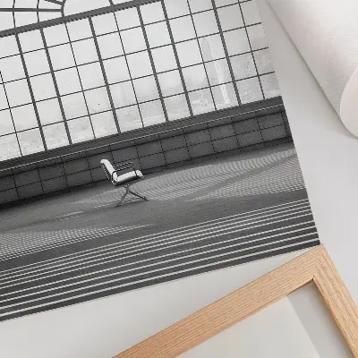 Wandposter grote boogvensters met minimalistische stoel