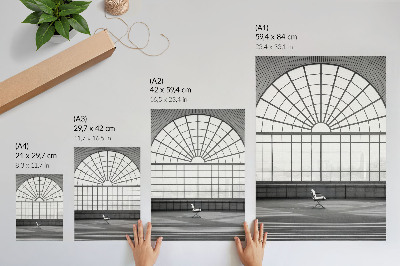 Wandposter Grote boogvensters, minimalistische stoel.