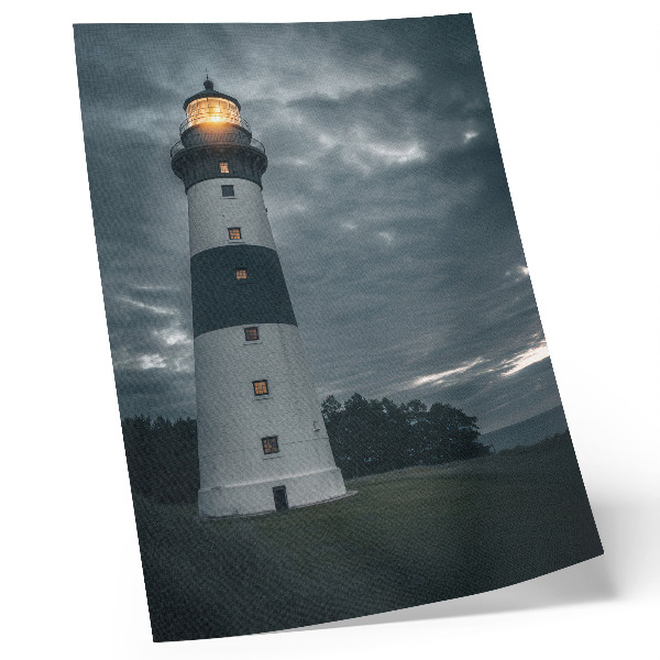 Poster Een vuurtoren tegen een bewolkte hemel.
