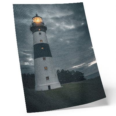 Poster Een vuurtoren tegen een bewolkte hemel.