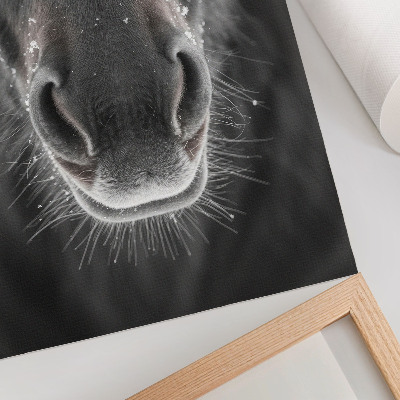 Poster Fotorealistische close-up van een paardenhoofd in de sneeuw