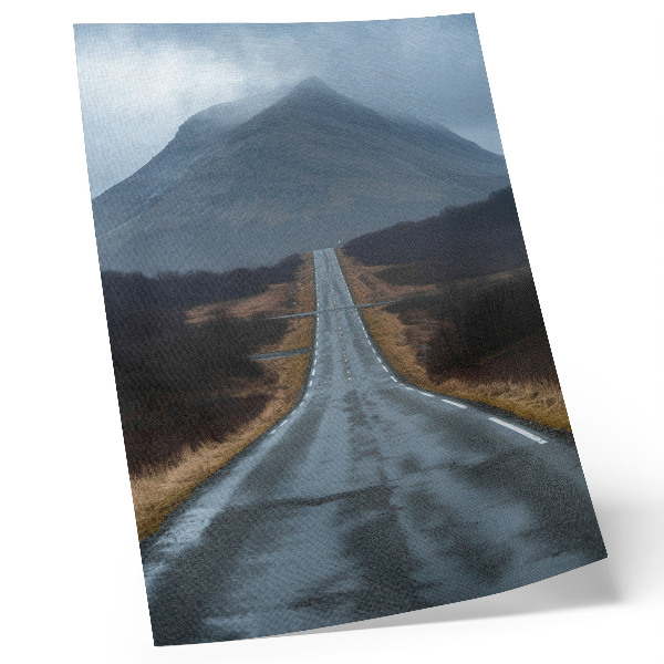 Poster Bewolkte bergen, hobbelige weg, vredige atmosfeer
