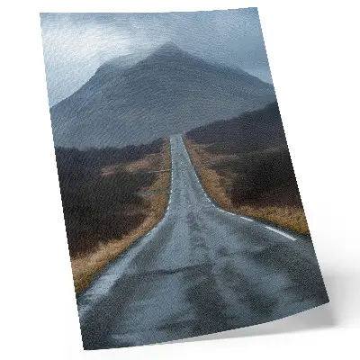 Poster met bewolkte bergen, een hobbelige weg en een vredige atmosfeer