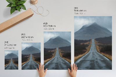 Poster Bewolkte bergen, hobbelige weg, vredige atmosfeer