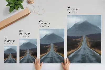 Poster met bewolkte bergen, een hobbelige weg en een vredige atmosfeer