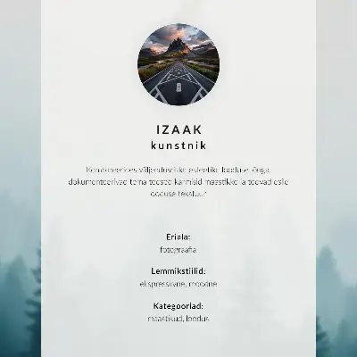 Poster met bewolkte bergen, een hobbelige weg en een vredige atmosfeer
