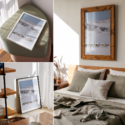 Decoratieve poster Rendieren tegen de achtergrond van een winters berglandschap.
