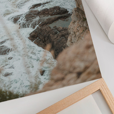 Wandposter Zeegolven en een rotsachtige kust in turquoise tinten