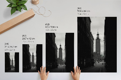 Decoratieve poster Zwart-witte straat met een toren in het monumentale centrum