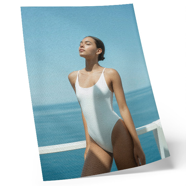 Poster Vrouw tegen een achtergrond van de zee, heldere kleuren, minimalisme