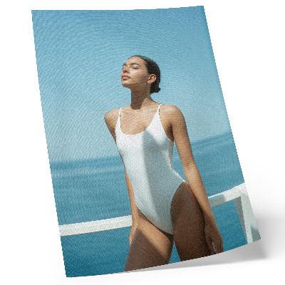 Poster Vrouw tegen een achtergrond van de zee, heldere kleuren, minimalisme
