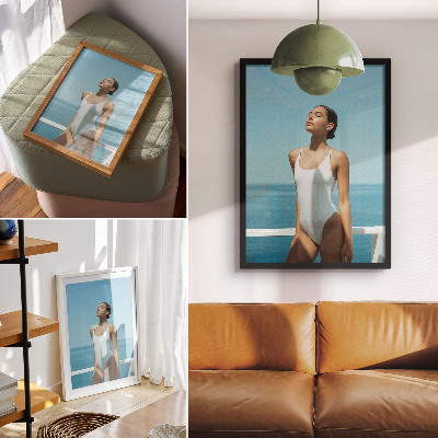 Poster Vrouw tegen een achtergrond van de zee, heldere kleuren, minimalisme