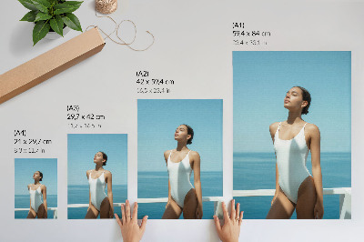 Poster Vrouw tegen een achtergrond van de zee, heldere kleuren, minimalisme