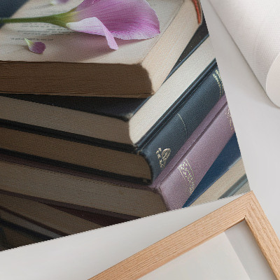 Poster Een stapel boeken met een tere bloem erop.