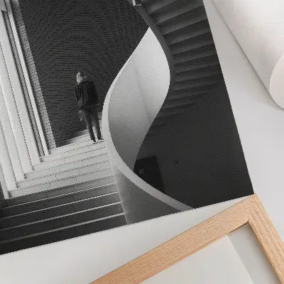 Wandposter spiraaltrap met bakstenen in minimalistische contraststijl