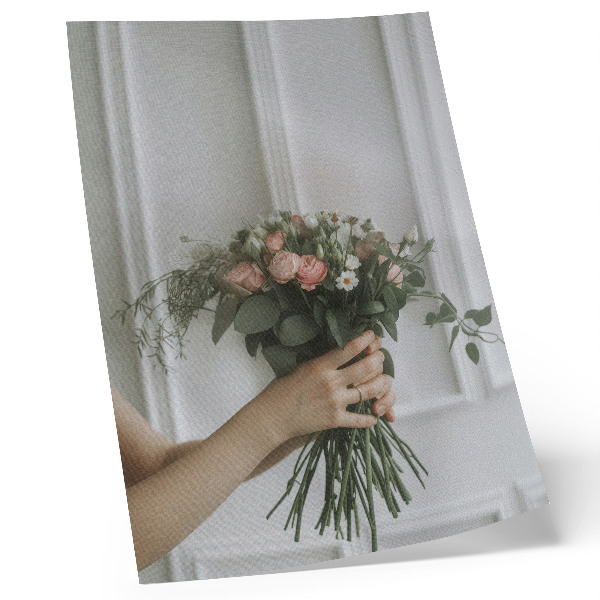 Poster Een boeket rozen tegen een witte muur