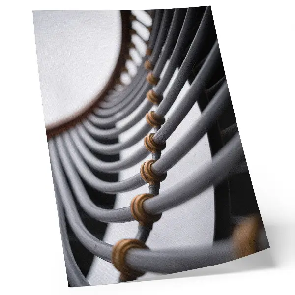 Poster met pijpbochten en metalen constructie als ruimtelijk ontwerp