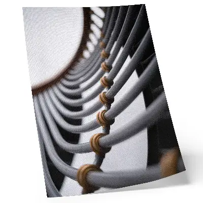 Poster met pijpbochten en metalen constructie als ruimtelijk ontwerp