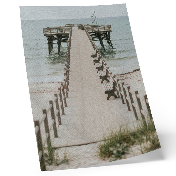 Decoratieve poster Een minimalistische pier die rechtstreeks de zee in loopt.