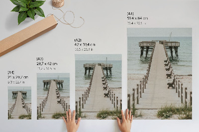 Decoratieve poster Een minimalistische pier die rechtstreeks de zee in loopt.
