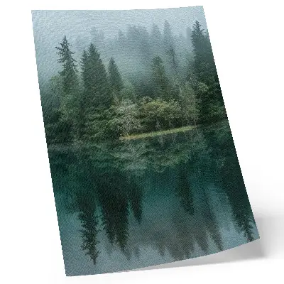 Wandposter groene bosdiepten met mist die weerspiegelt in het water