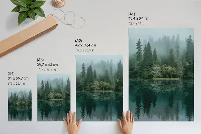 Wandposter groene bosdiepten met mist die weerspiegelt in het water