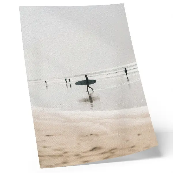 Poster een surfer die over het strand loopt met een surfplank