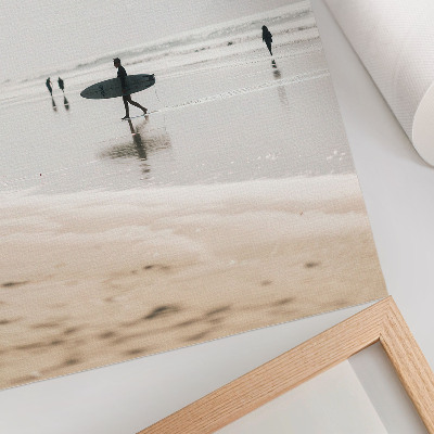 Poster Een surfer loopt over het strand met een surfplank.