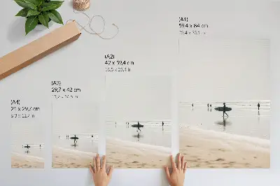 Poster een surfer die over het strand loopt met een surfplank