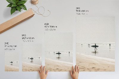 Poster Een surfer loopt over het strand met een surfplank.
