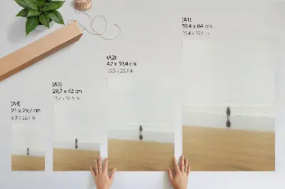Poster met een minimalistisch strandgezicht met rust, eenzaamheid en reflectie in het water