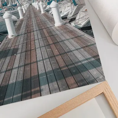 Wandposter jachthaven met jachten aan een steiger onder een blauwe lucht in symmetrie