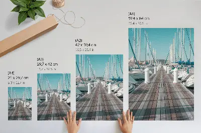 Wandposter jachthaven met jachten aan een steiger onder een blauwe lucht in symmetrie