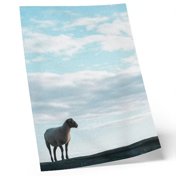 Decoratieve poster hemel met wolken en schapen in een sfeer van diepe stilte en vrede