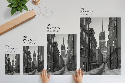 Wandposter Een smalle straat met de kathedraal op de achtergrond.