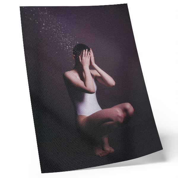 Poster Een figuur in het donker met magische deeltjes