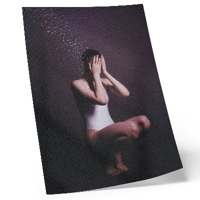 Poster Een figuur in het donker met magische deeltjes