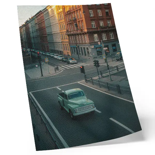 Wandposter huurkazernes met retro auto in zonsondergang