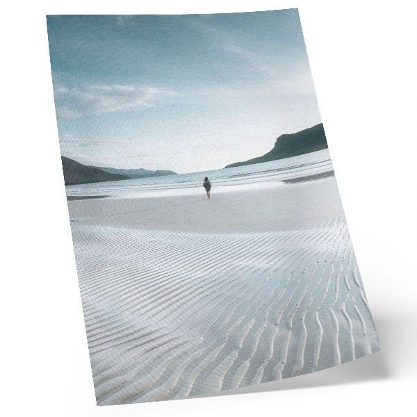 Decoratieve poster Een strand in de ochtend met golven en fijn zand.