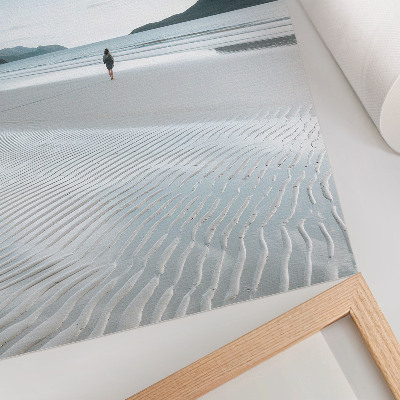 Decoratieve poster Een strand in de ochtend met golven en fijn zand.