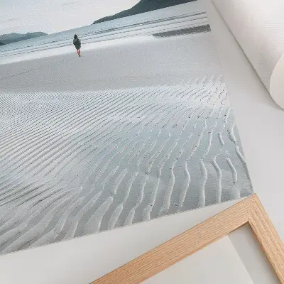 Decoratieve poster strand in de ochtend met golven en fijn zand