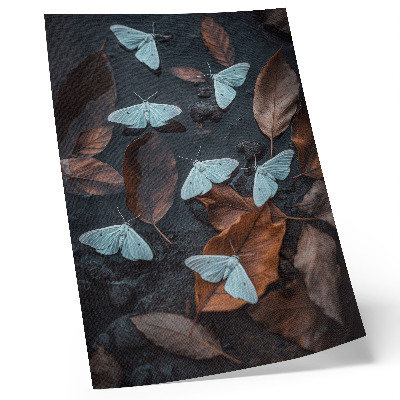 Poster Vlinders tegen een achtergrond van bladeren in herfsttinten.