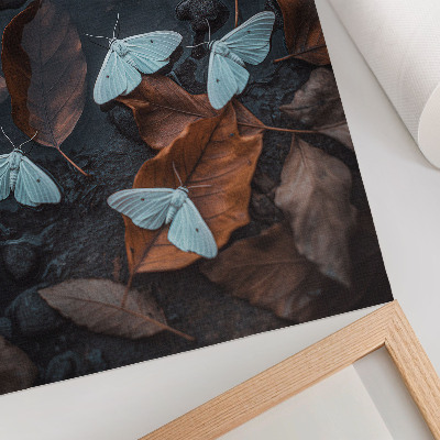 Poster Vlinders tegen een achtergrond van bladeren in herfsttinten.