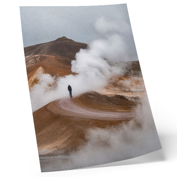 Wandposter Bruine bergen, dampende mist, eenzame zwerver, landschap