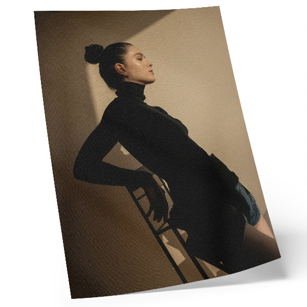 Decoratieve poster Donker silhouet van een vrouw, een lichtstraal, vrede