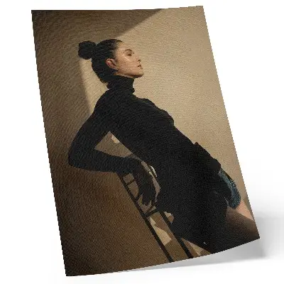 Decoratieve poster donker silhouet van een vrouw met een lichtstraal en vrede