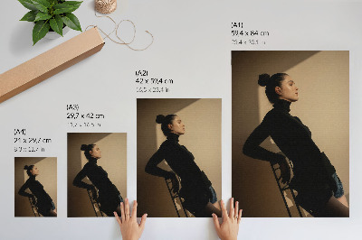 Decoratieve poster Donker silhouet van een vrouw, een lichtstraal, vrede