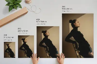 Decoratieve poster donker silhouet van een vrouw met een lichtstraal en vrede