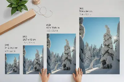 Wandposter met sneeuw bedekte bomen onder een blauwe lucht met zonneschijn